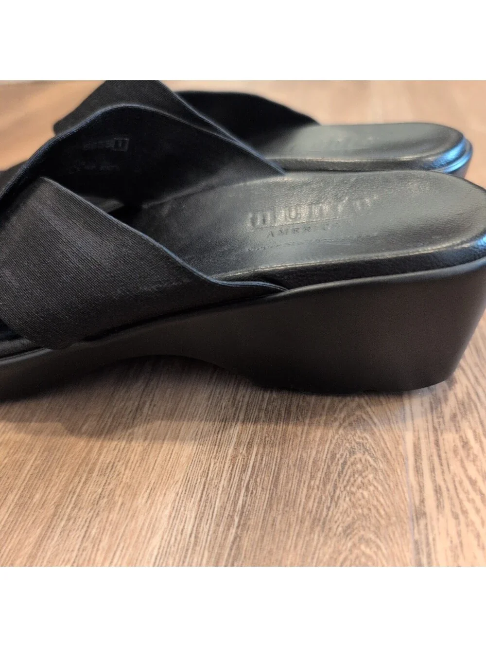 Munro Tech American black criss-cross walking low wedge slide sandals 8 comfort